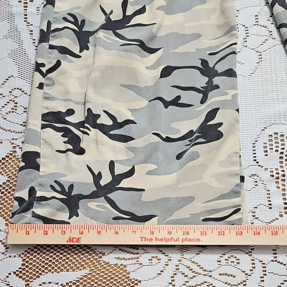 Vibrant Gray and Black Cargo Pants Winter/Neutral Camouflage - Picture 3 of 8